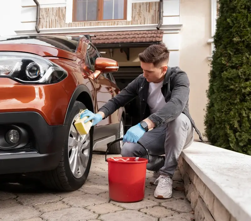 Lavage auto à domicile Saint-Servais : professionnel intervenant sur un véhicule